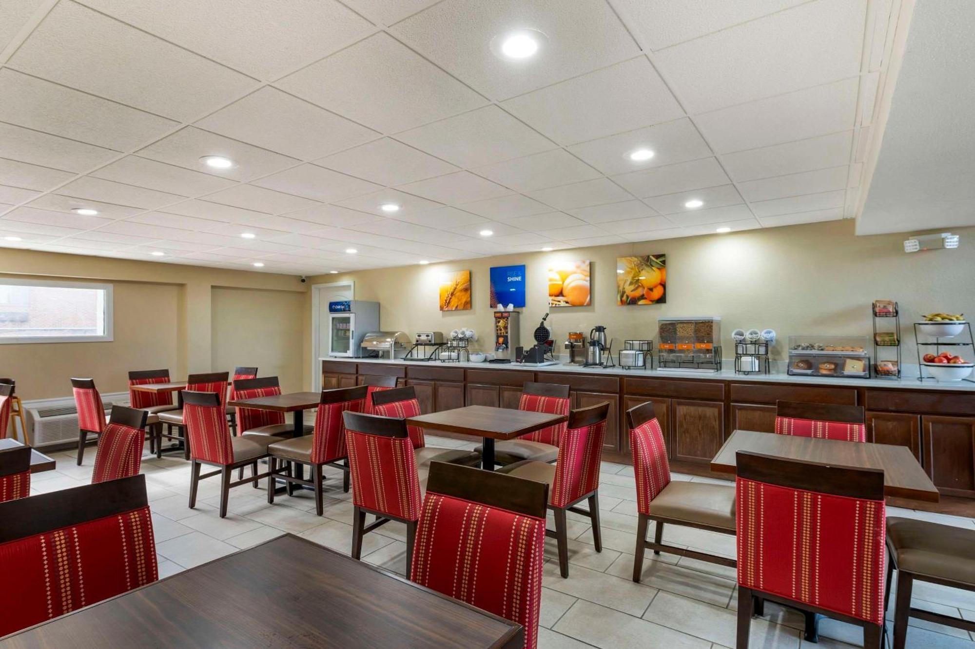 Hotel Comfort & North At The Pyramids Indianapolis
