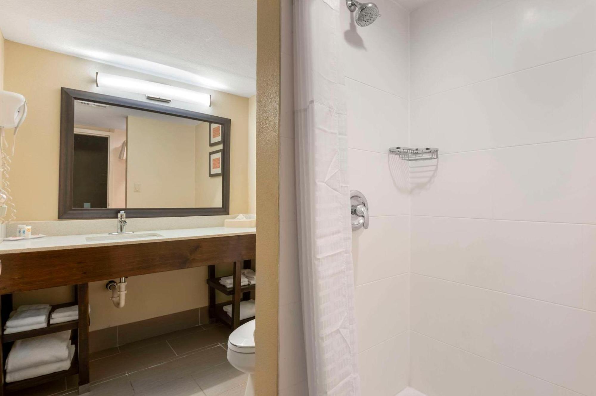 Comfort & North At The Pyramids 3* Indianapolis