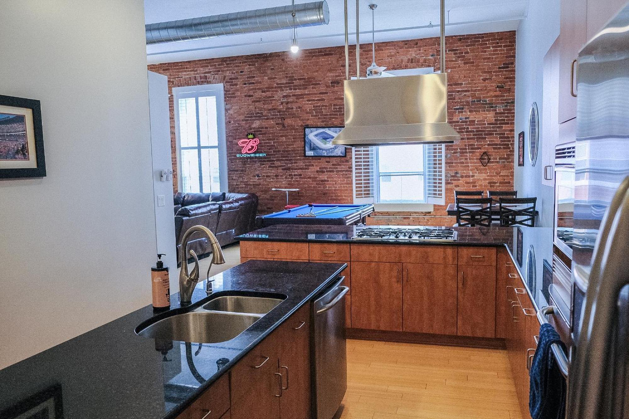 Modern Lofts Next To Georgia St. & Convention Ctr. Apartment