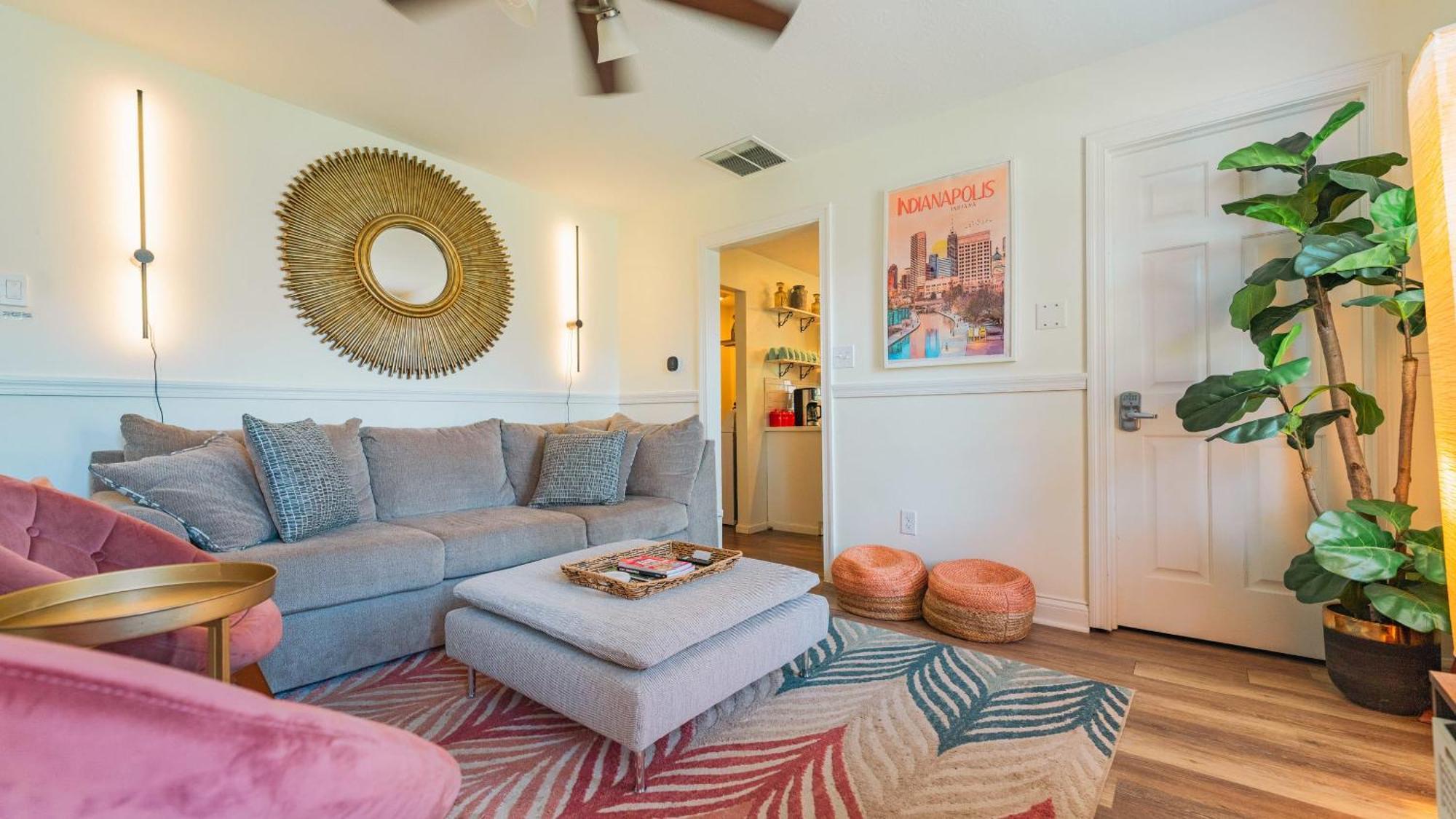 Holiday home 5 Mins To Speedway! Walk To Zoo, Wr Park, Iupui! *