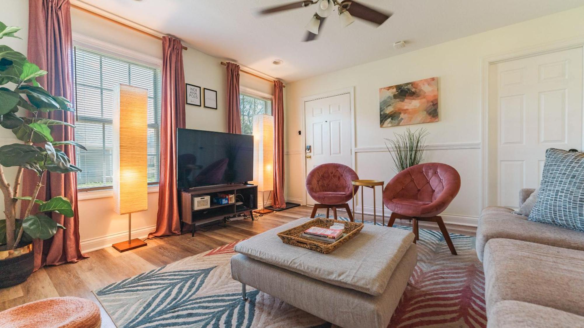 5 Mins To Speedway! Walk To Zoo, Wr Park, Iupui! Holiday home