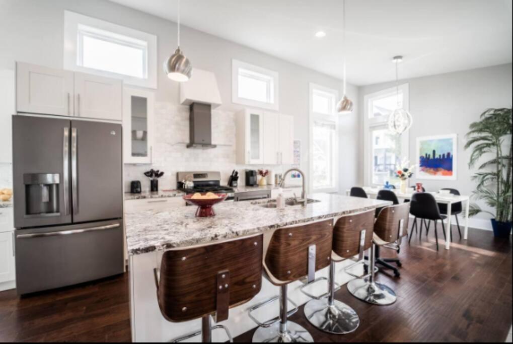 Luxury W - Soaktub- King - Backyard - Fountain Sq Holiday home