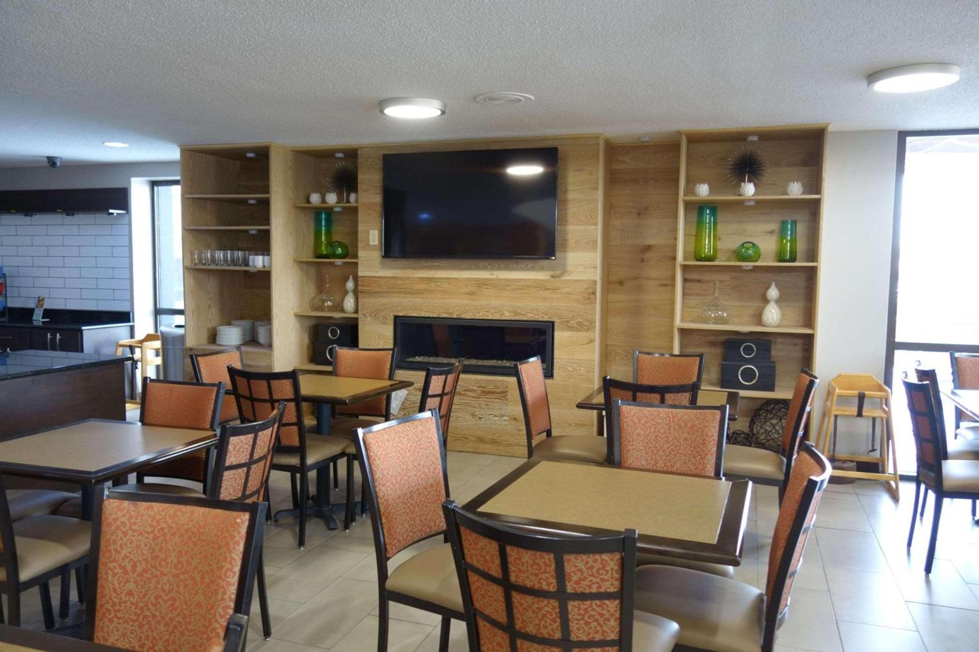 Country & By Radisson, East, In