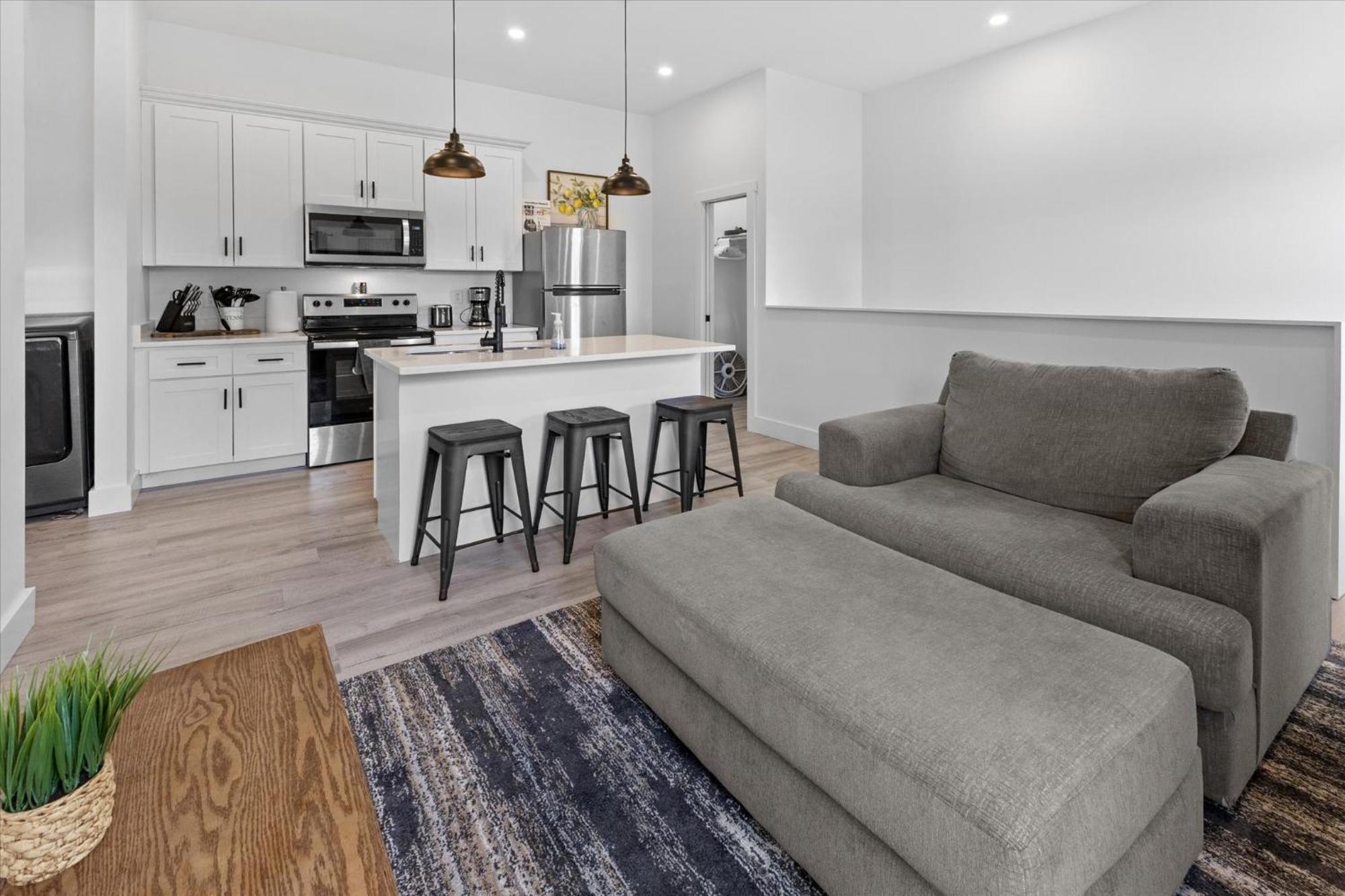 5 Bedroom 3200 Square Foot House For Downtown Travelers