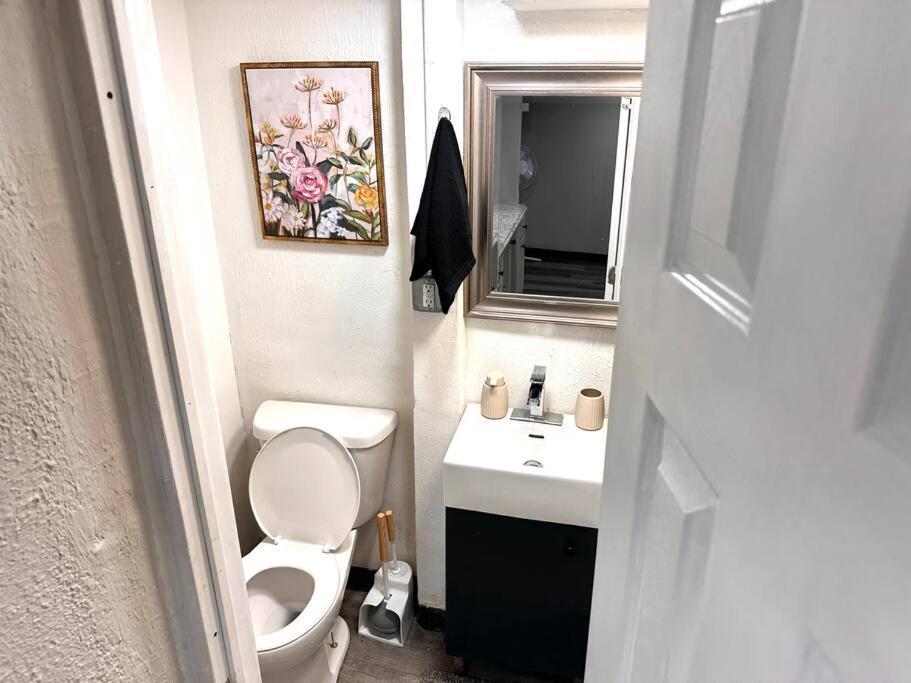 Apartment Serene Cityscape Sanctuary Close To Downtown - Unit #5