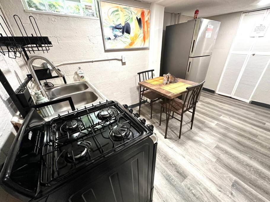 Apartment Serene Cityscape Sanctuary Close To Downtown - Unit #5