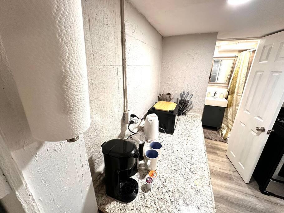Apartment Serene Cityscape Sanctuary Close To Downtown - Unit #5 *