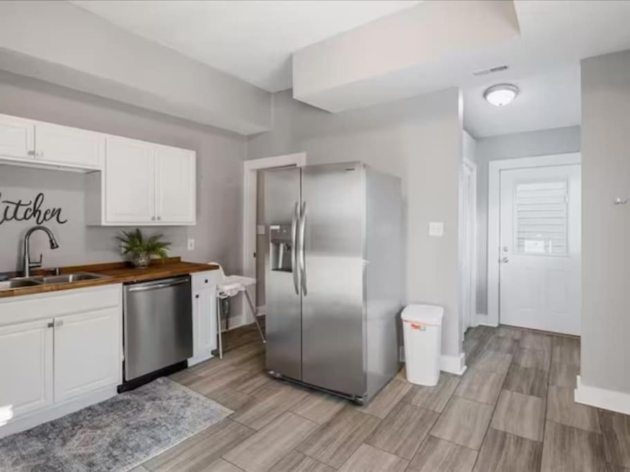 Holiday home Sleep 8-king - 1600-sqft - Fountain Sq -baby *
