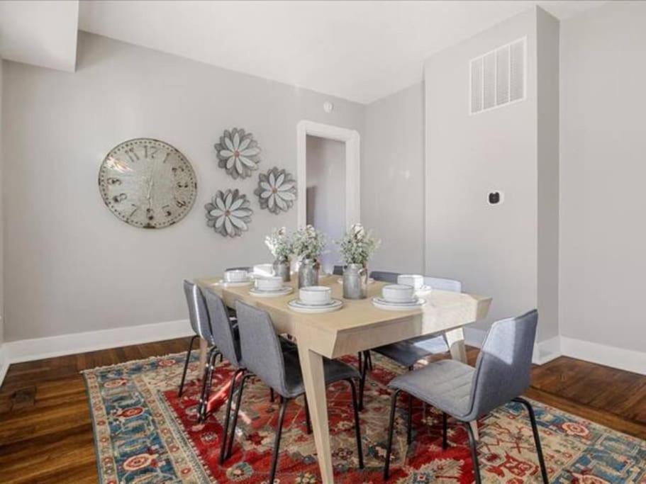 Holiday home Sleep 8-king - 1600-sqft - Fountain Sq -baby *