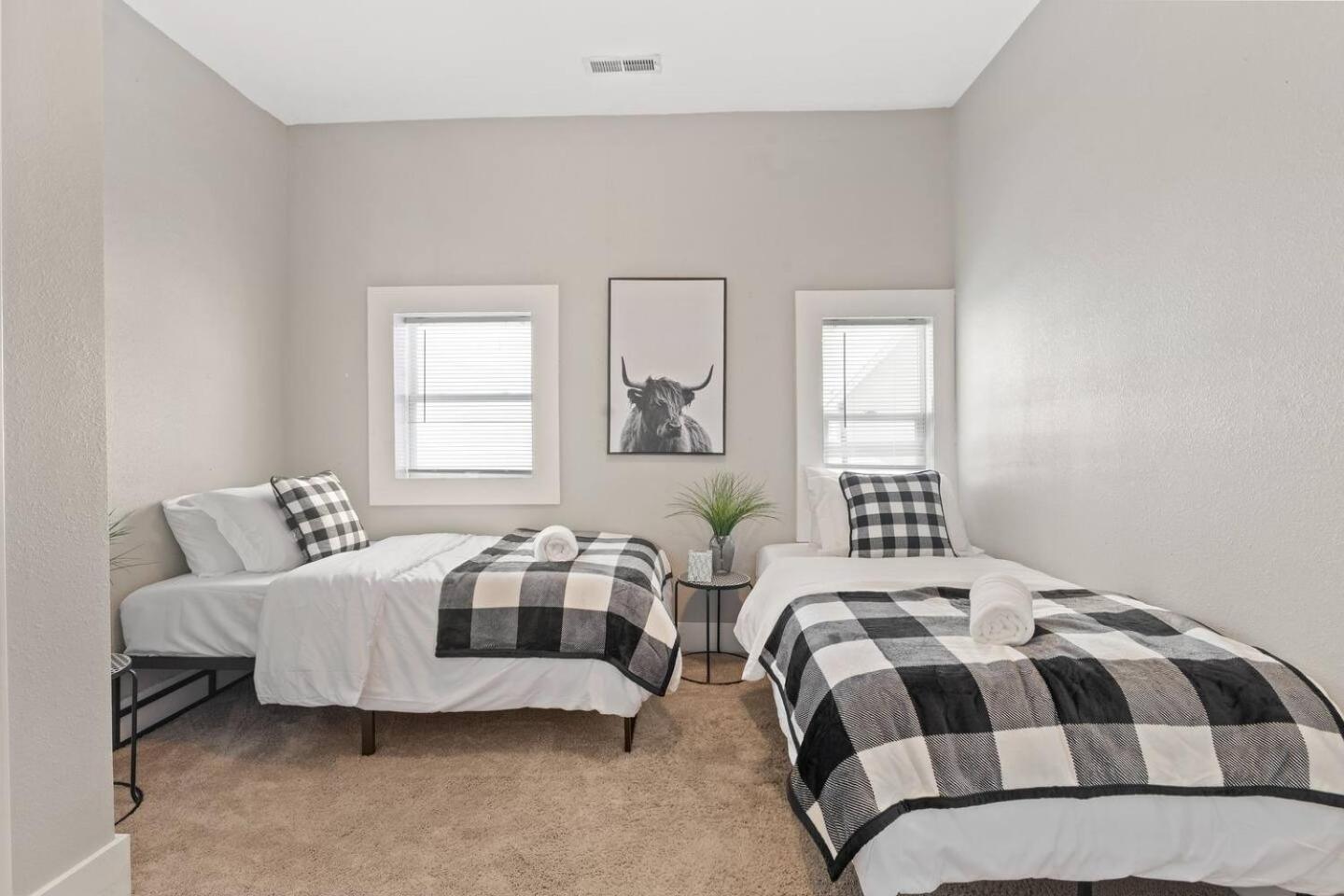 King Bed-sleep 8-baby-fireplace-laundry Holiday home