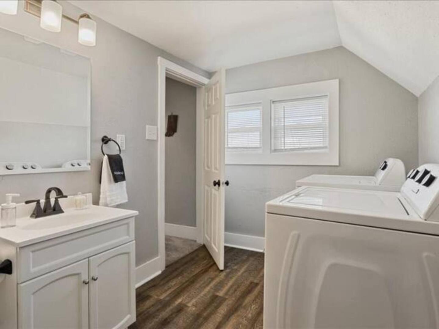 King Bed-sleep 8-baby-fireplace-laundry * Indianapolis