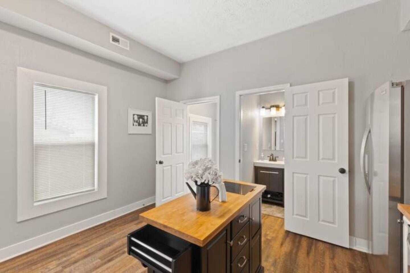 King Bed-sleep 8-baby-fireplace-laundry Holiday home