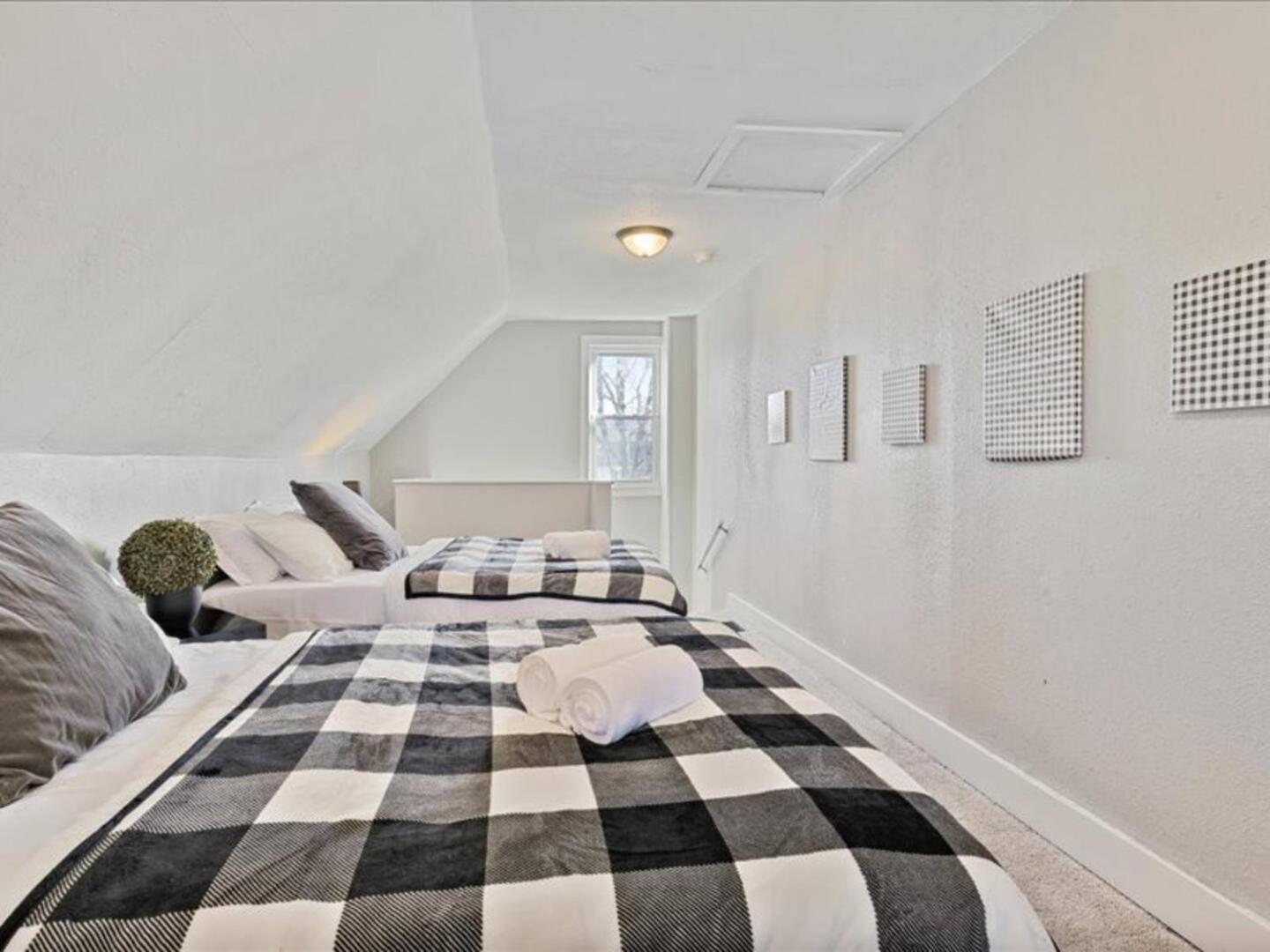 King Bed-sleep 8-baby-fireplace-laundry Holiday home *