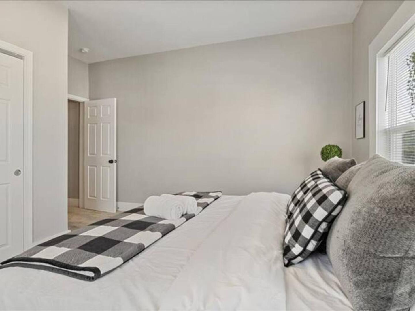 King Bed-sleep 8-baby-fireplace-laundry * Indianapolis