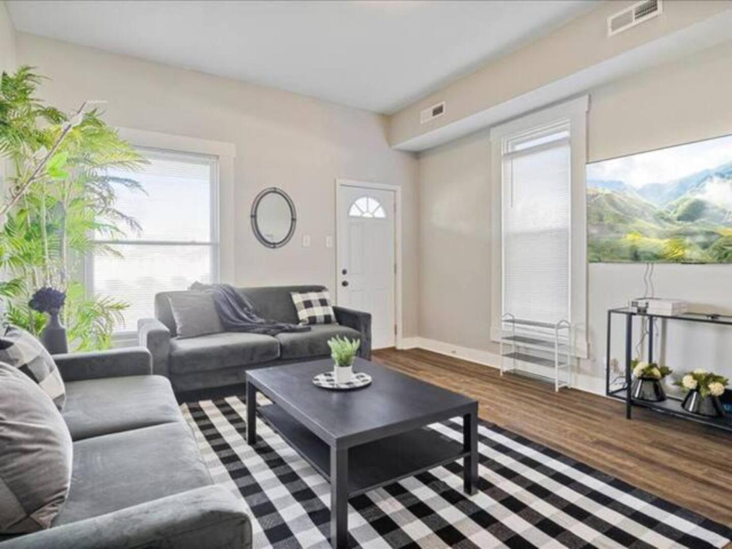 Holiday home King Bed-sleep 8-baby-fireplace-laundry *