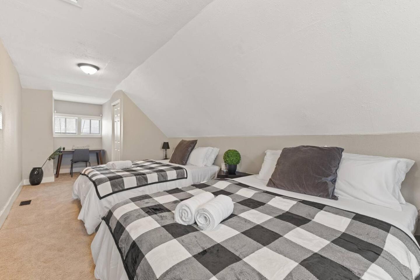 King Bed-sleep 8-baby-fireplace-laundry * Indianapolis