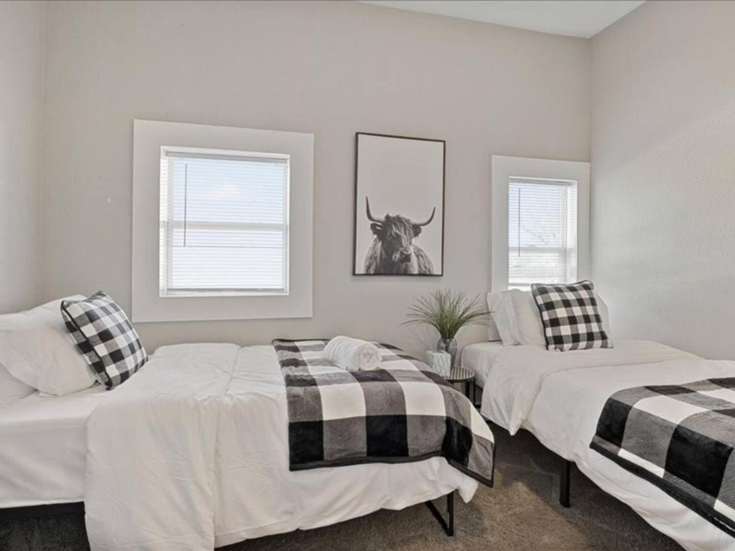 Holiday home King Bed-sleep 8-baby-fireplace-laundry *