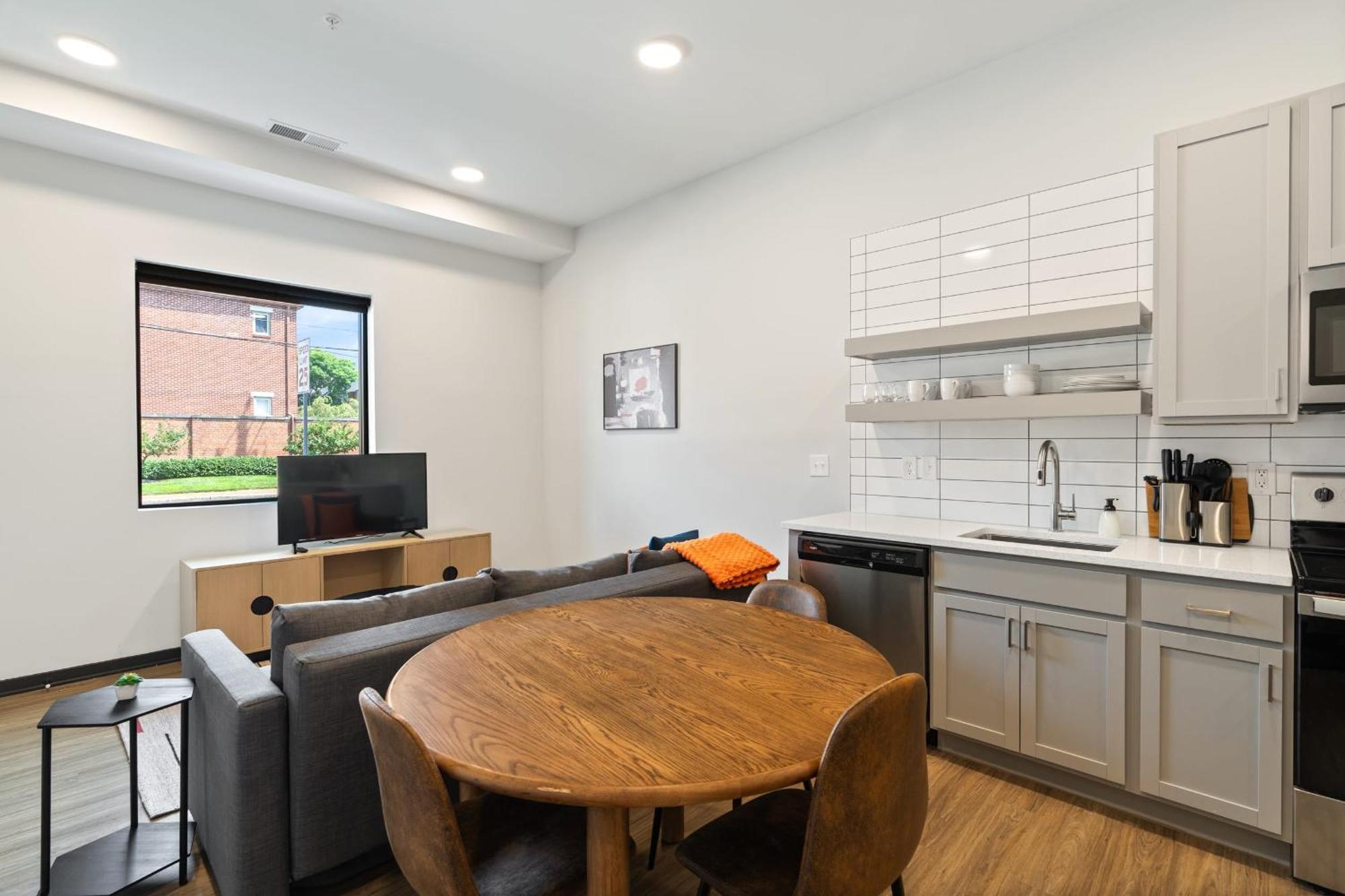Cozysuites On Mass With Garage Parking #1 * Indianapolis