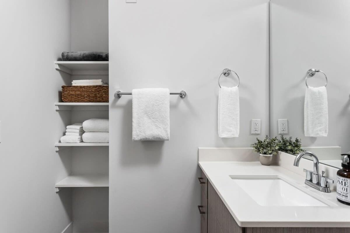 Stylish Downtown By Cozysuites *
