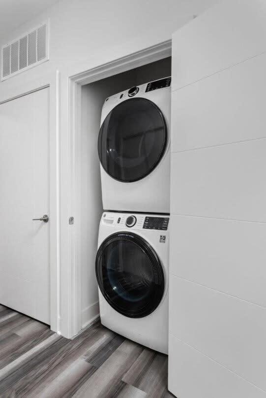 In The Center Of Downtown By Cozysuites Apartment *