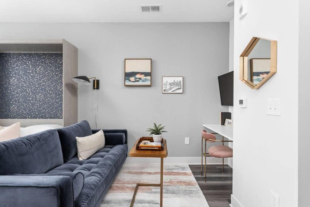 In The Center Of Downtown By Cozysuites Apartment