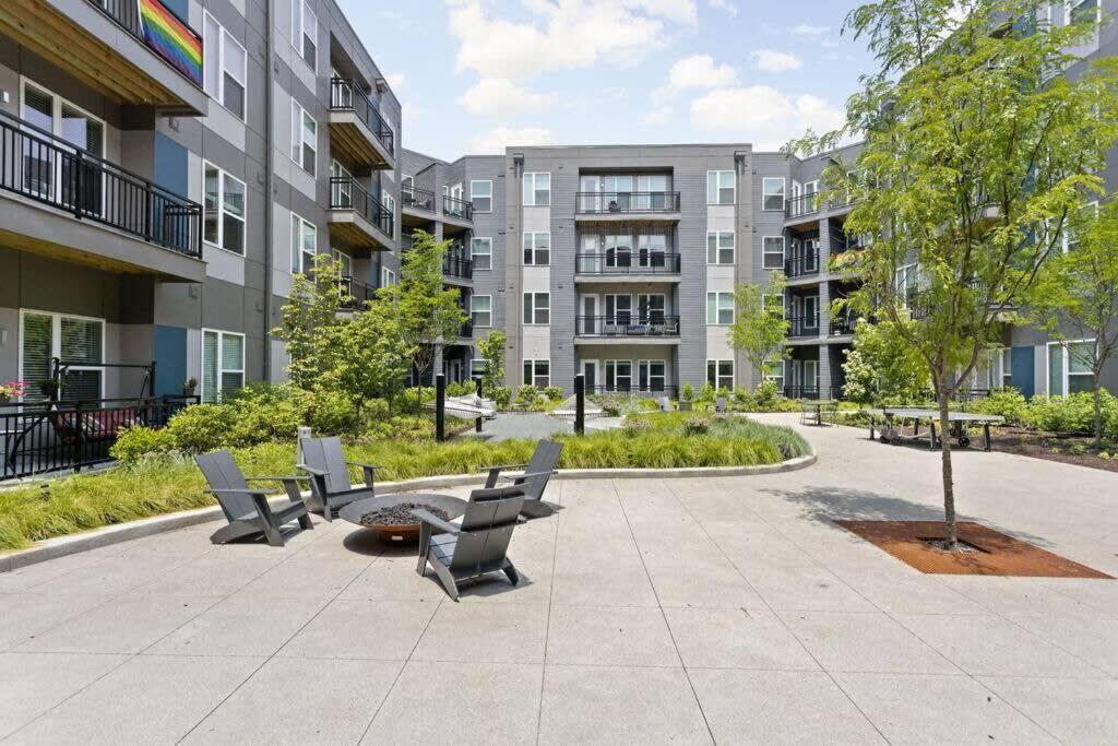 In The Center Of Downtown By Cozysuites Apartment