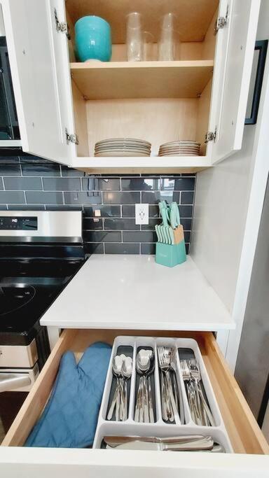 Great Location! 1br 1bath Carriagehouse *