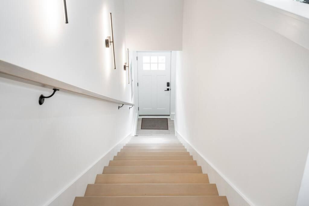 Great Location! 1br 1bath Carriagehouse Apartment