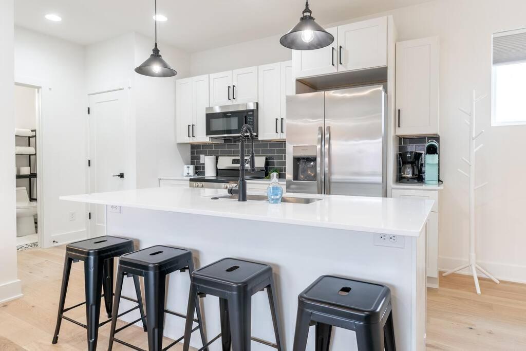 Great Location! 1br 1bath Carriagehouse Apartment