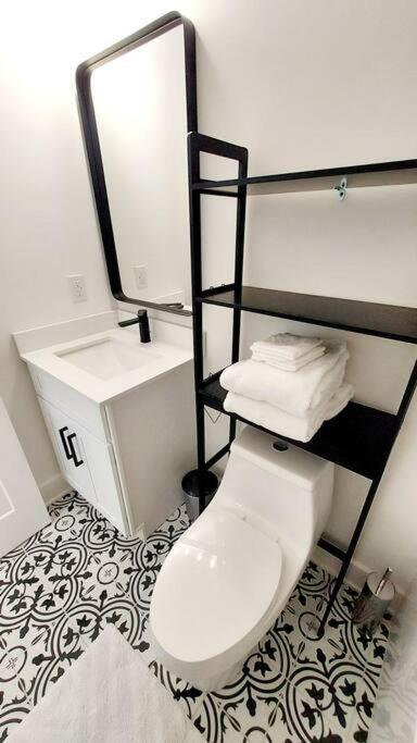 Great Location! 1br 1bath Carriagehouse Apartment *