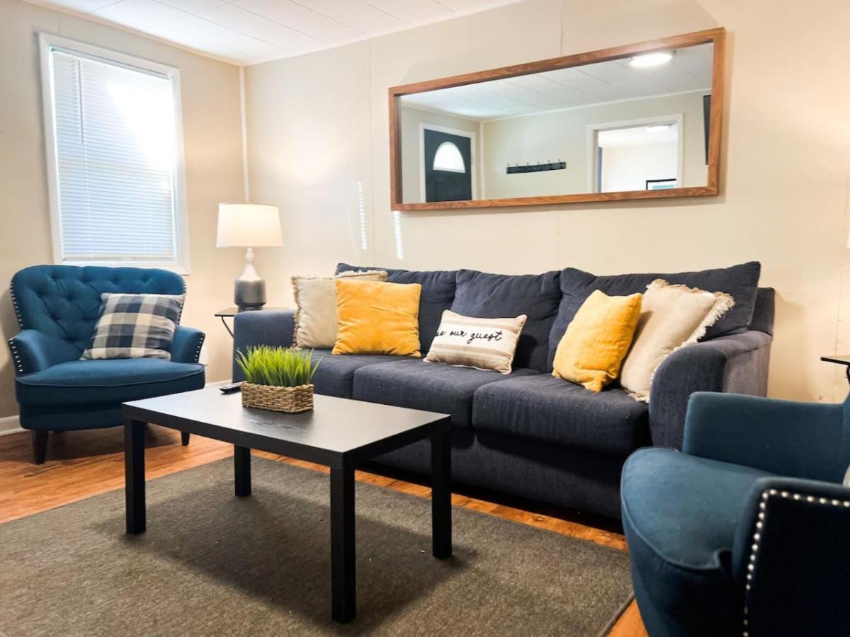 Sleeps 21 8 Bedroom With 16 Beds And Large Driveway Wifi Holiday home Indianapolis