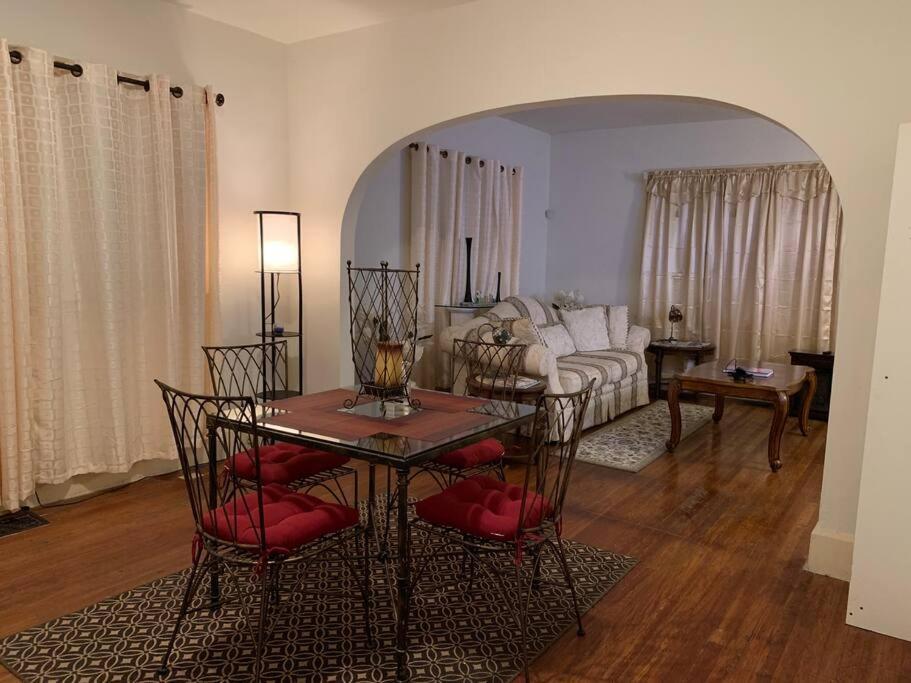 Comfortable 2-bdrm Spacious With Wifi & Patio Indianapolis