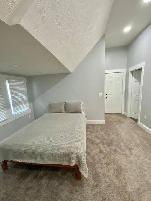 Spacious & Great Location! 4-5 Bedrooms * Indianapolis