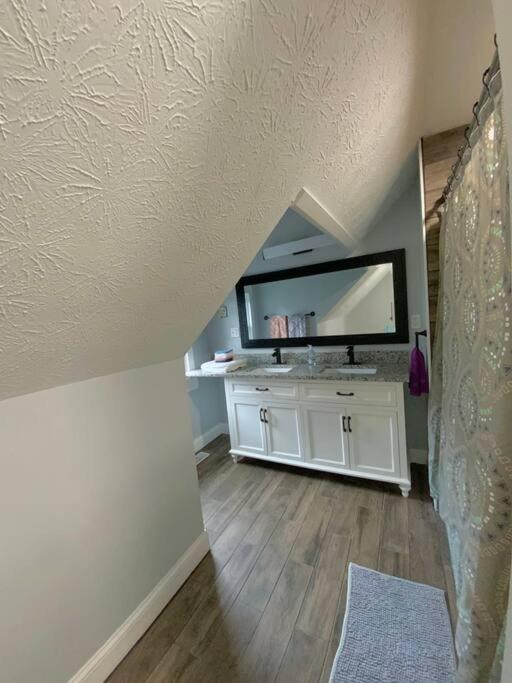 Spacious & Great Location! 4-5 Bedrooms