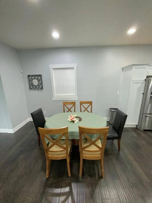 Holiday home Spacious & Great Location! 4-5 Bedrooms *