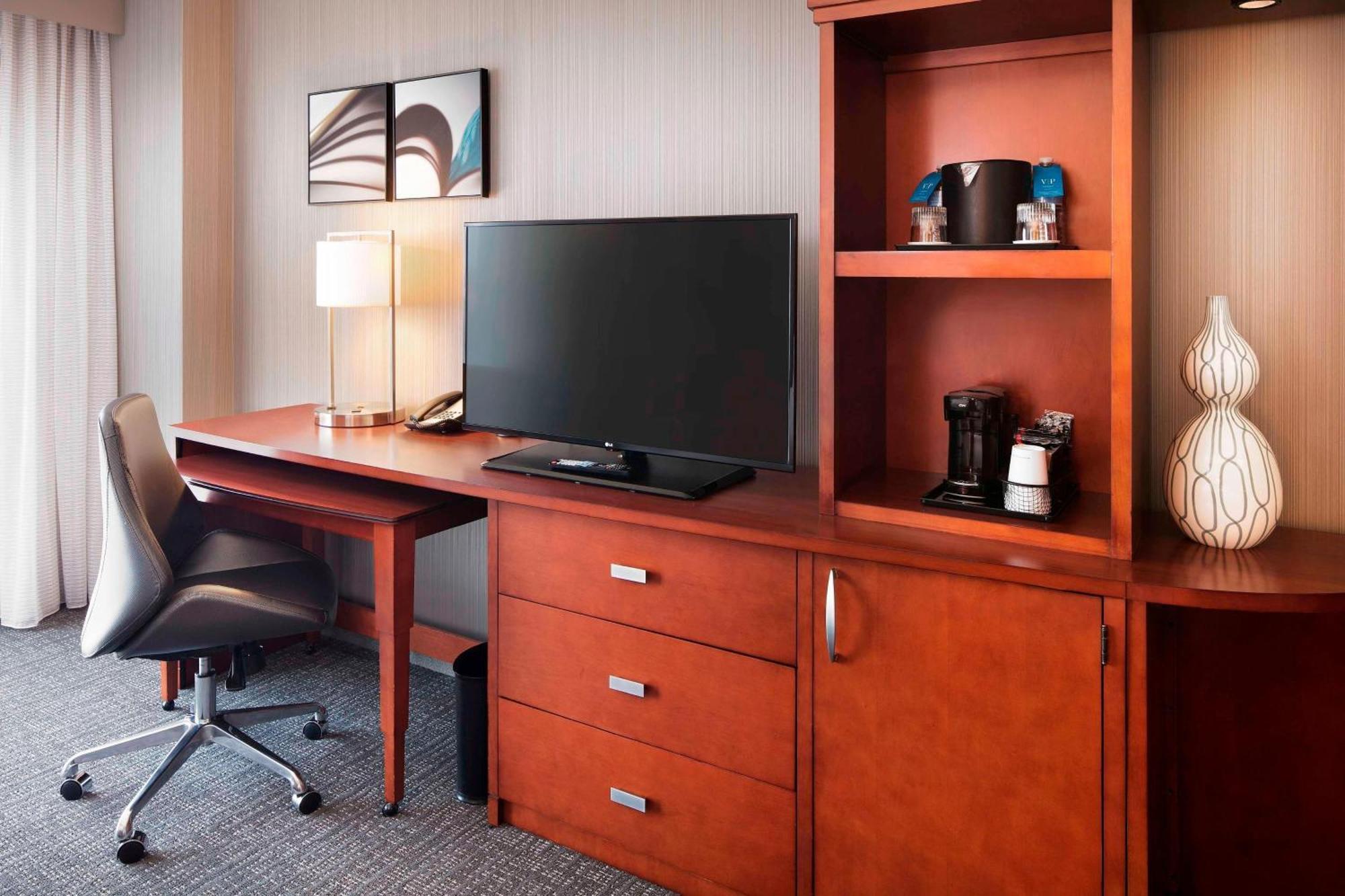 Courtyard Downtown Hotel 3*