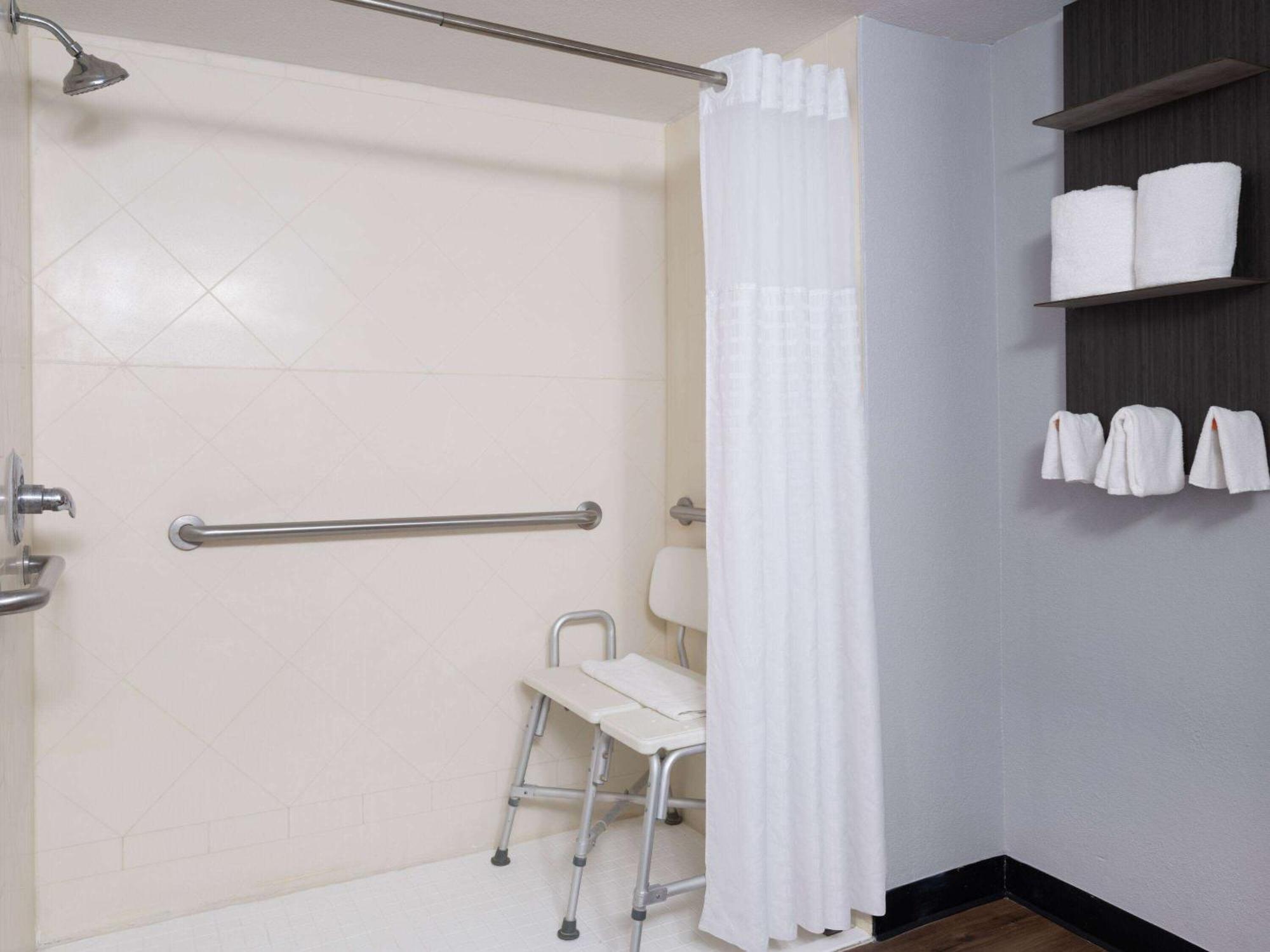 Hotel Baymont By Wyndham East Indianapolis