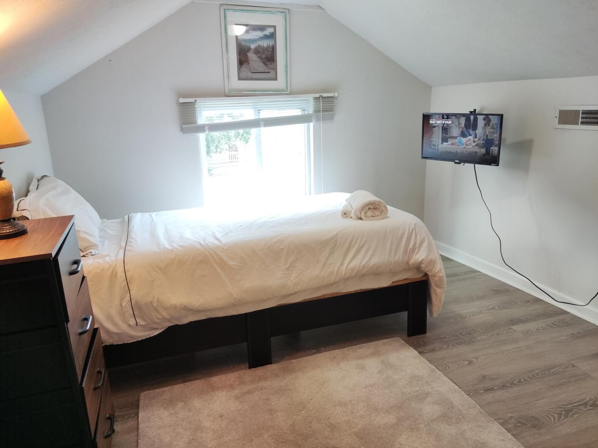 Not In Service Lights Hideaway- 3br Near Downtown Indy *
