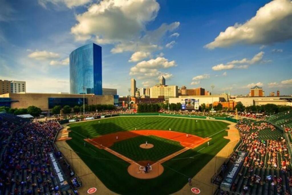 Free Parking! Downtown Lucas Oil- Conv Center Skywalk#6 *