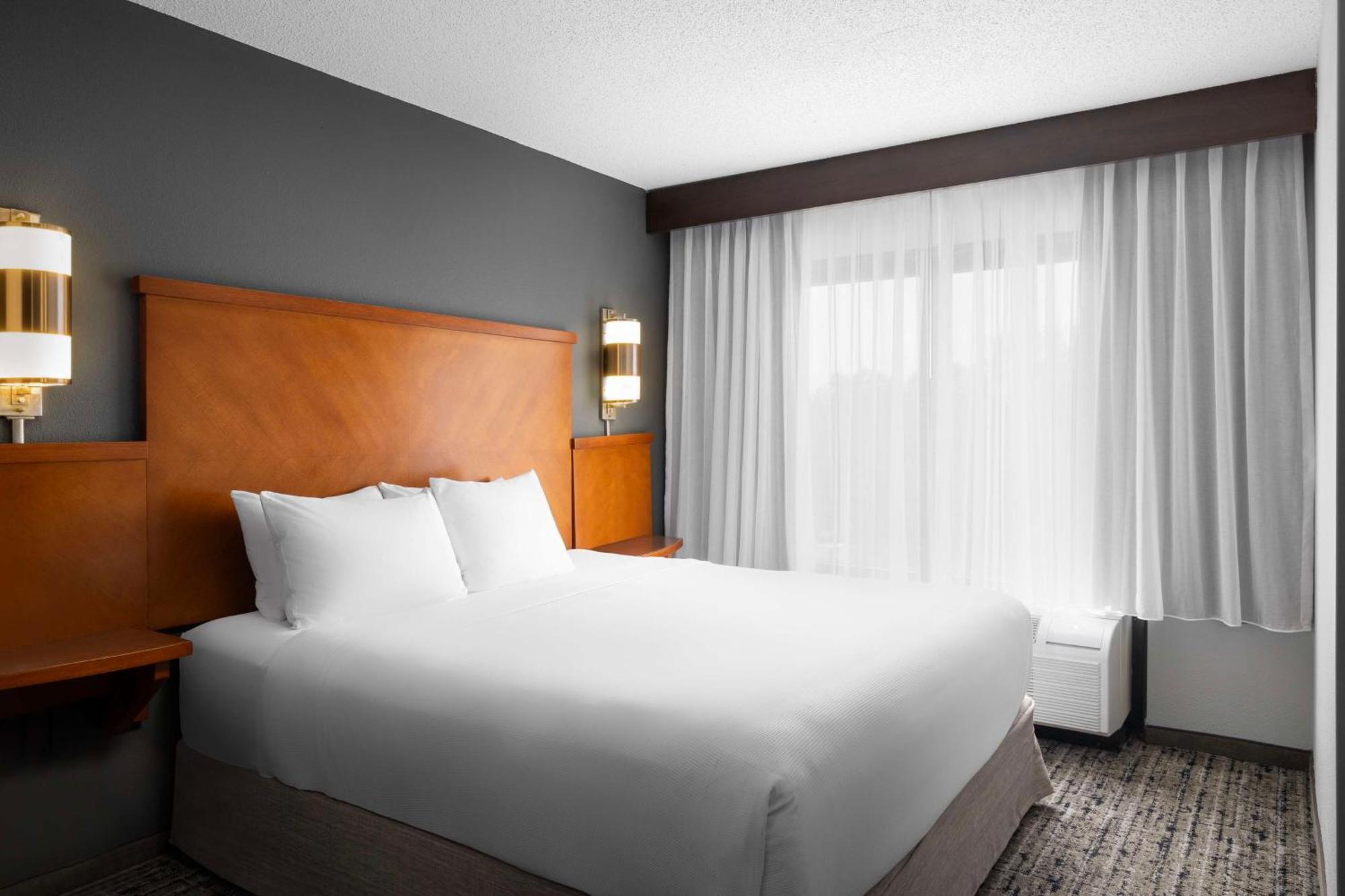 Hyatt Place Airport Hotel 3*