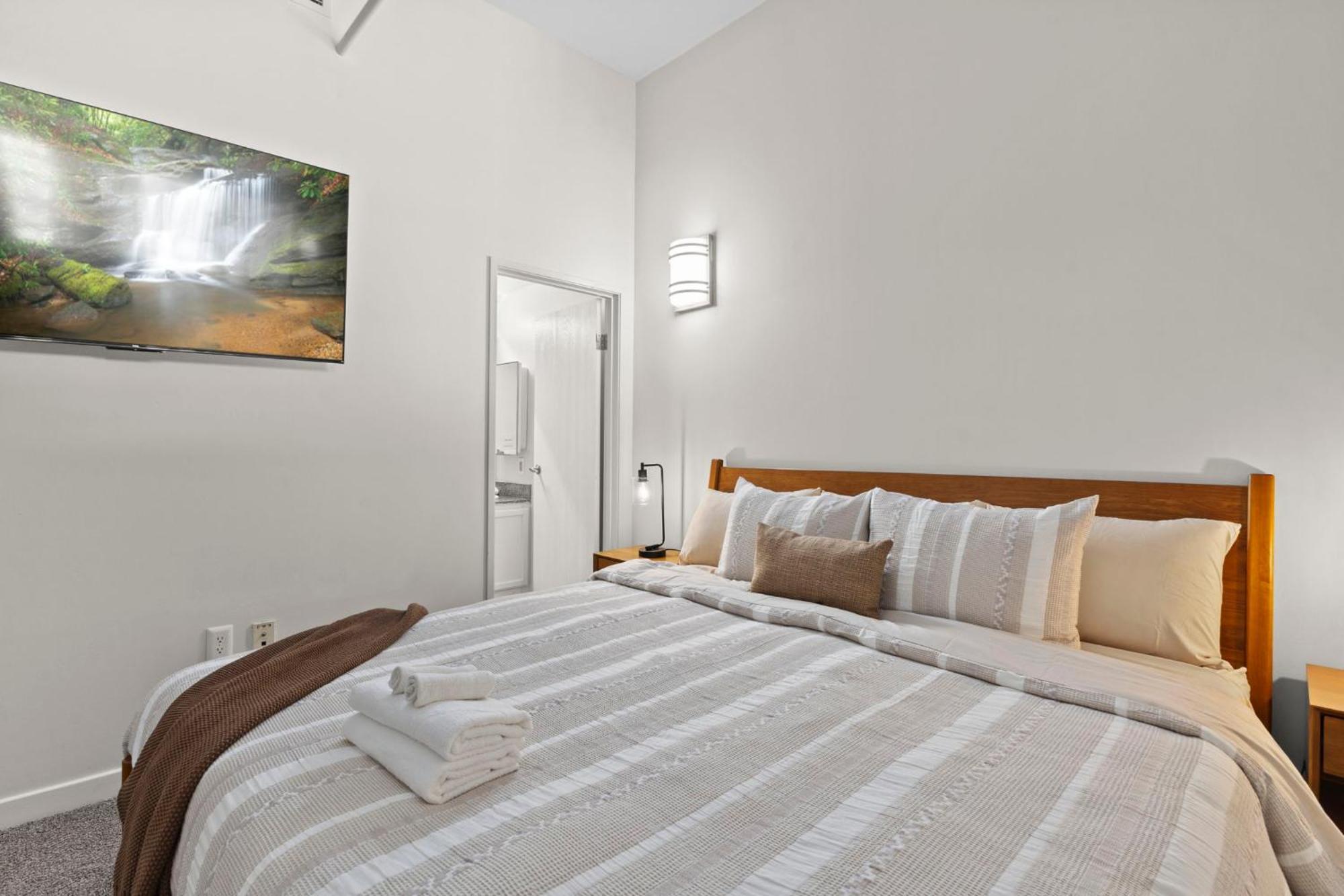 Indy Metro Stay - Sleeps 8 - Skywalk Access - Monument Circle