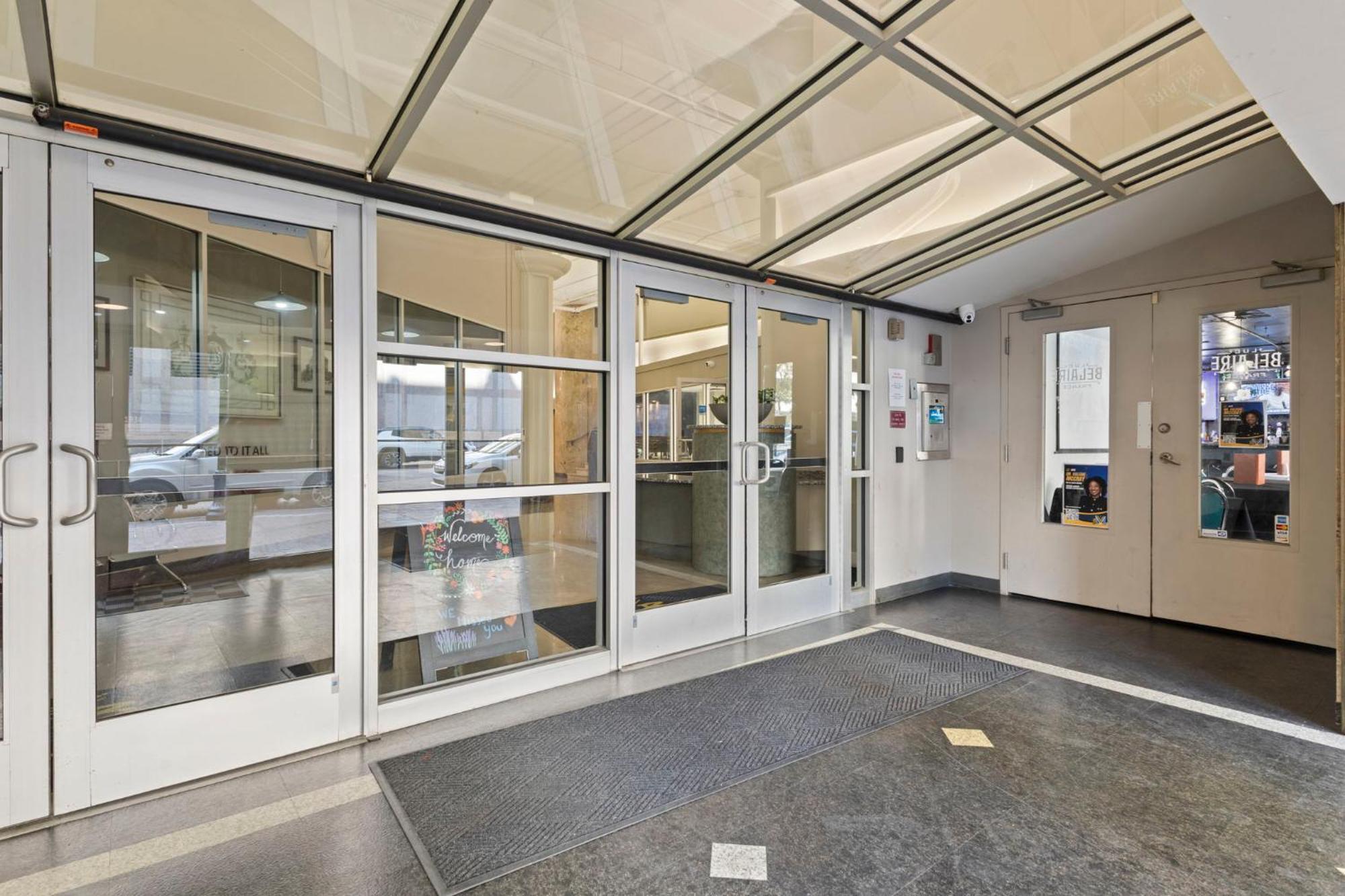 Downtown Retreat Skywalk To Mall & Near Stadium Apartment *