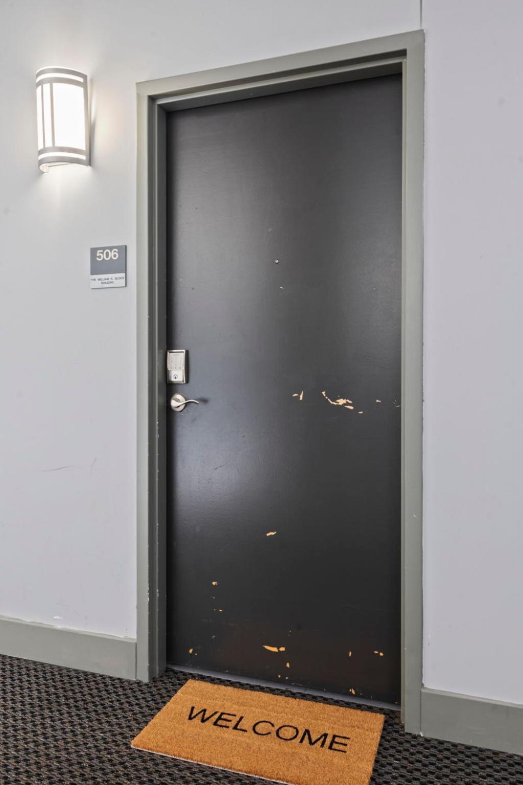 Indy Metro Stay - Sleeps 8 - Skywalk Access - Monument Circle
