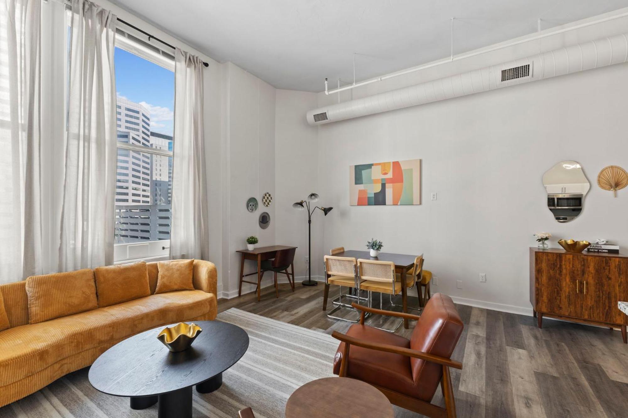Apartment Downtown Retreat Skywalk To Mall & Near Stadium *