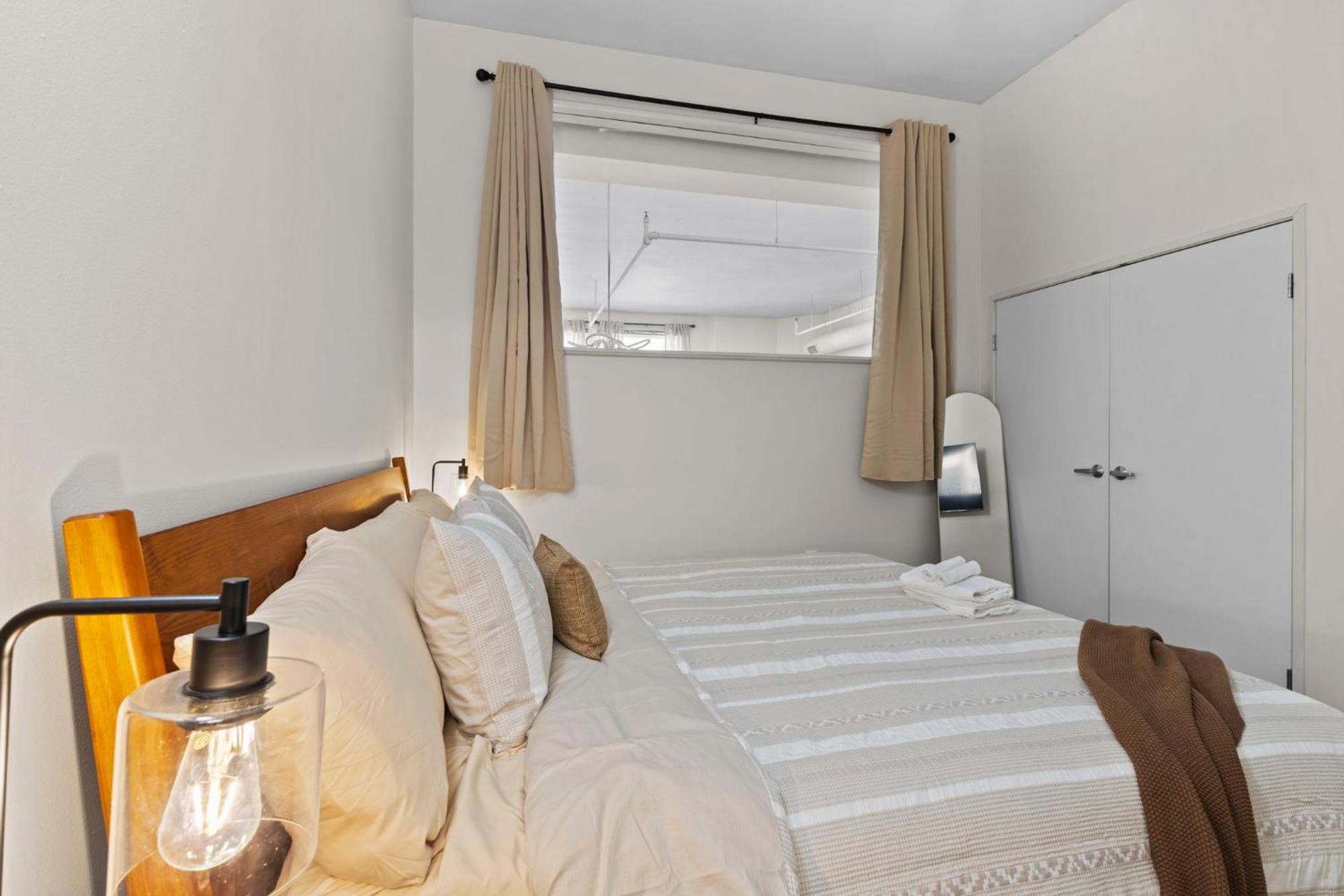 Downtown Retreat Skywalk To Mall & Near Stadium Apartment *