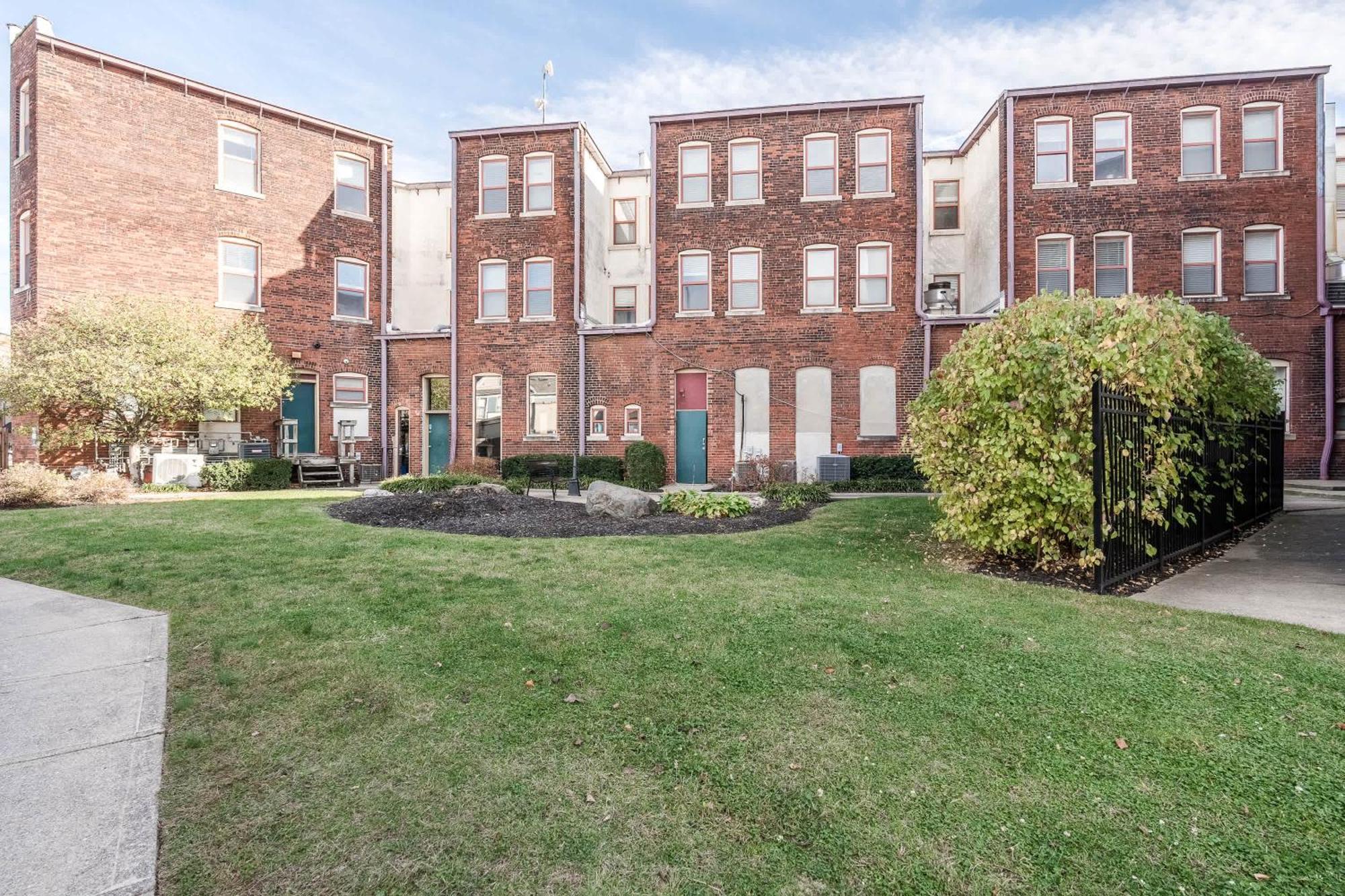 Apartment Corner View Close To Gainsbridge And Lucas Oil