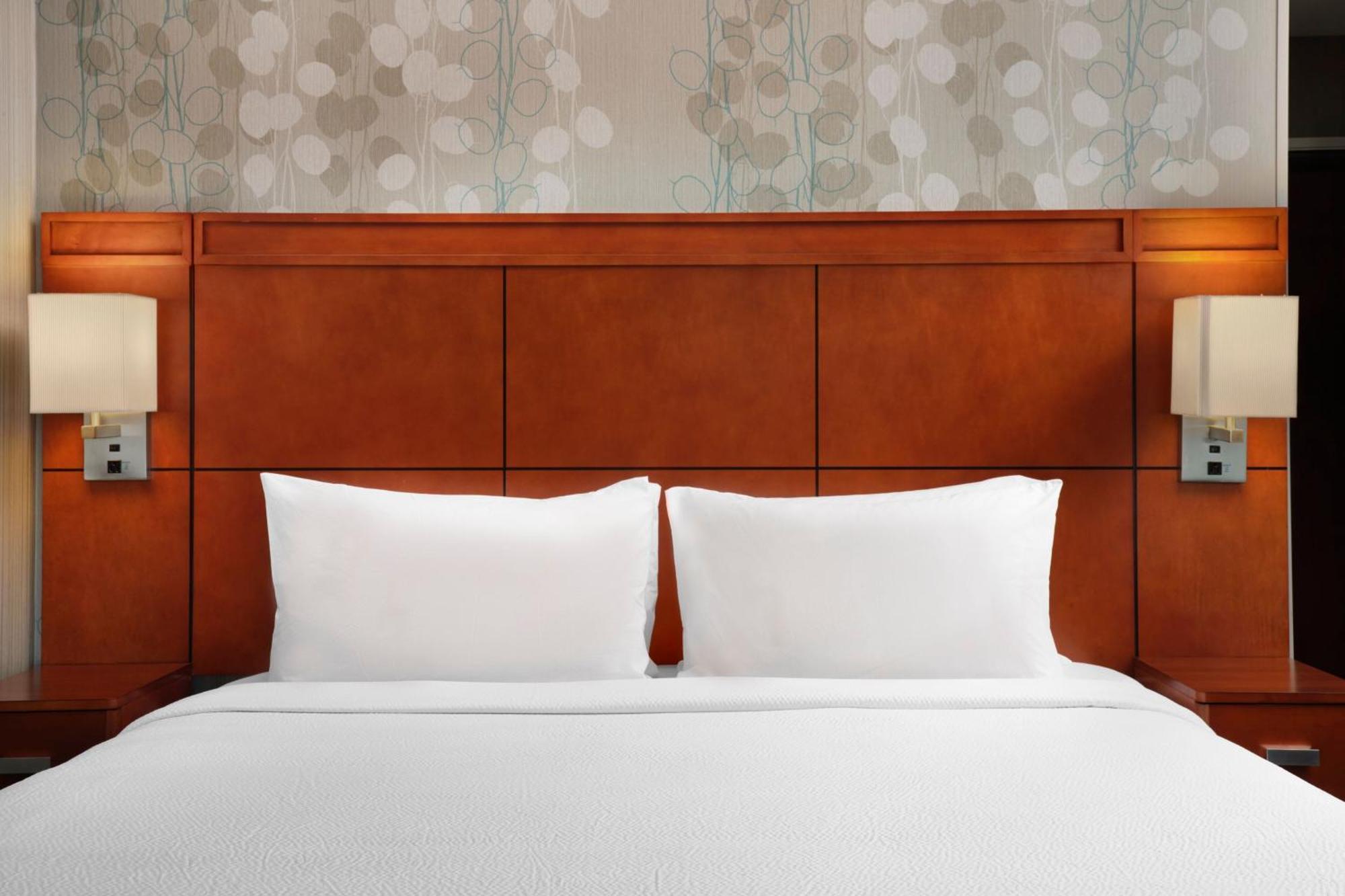 Courtyard Downtown Hotel 3*