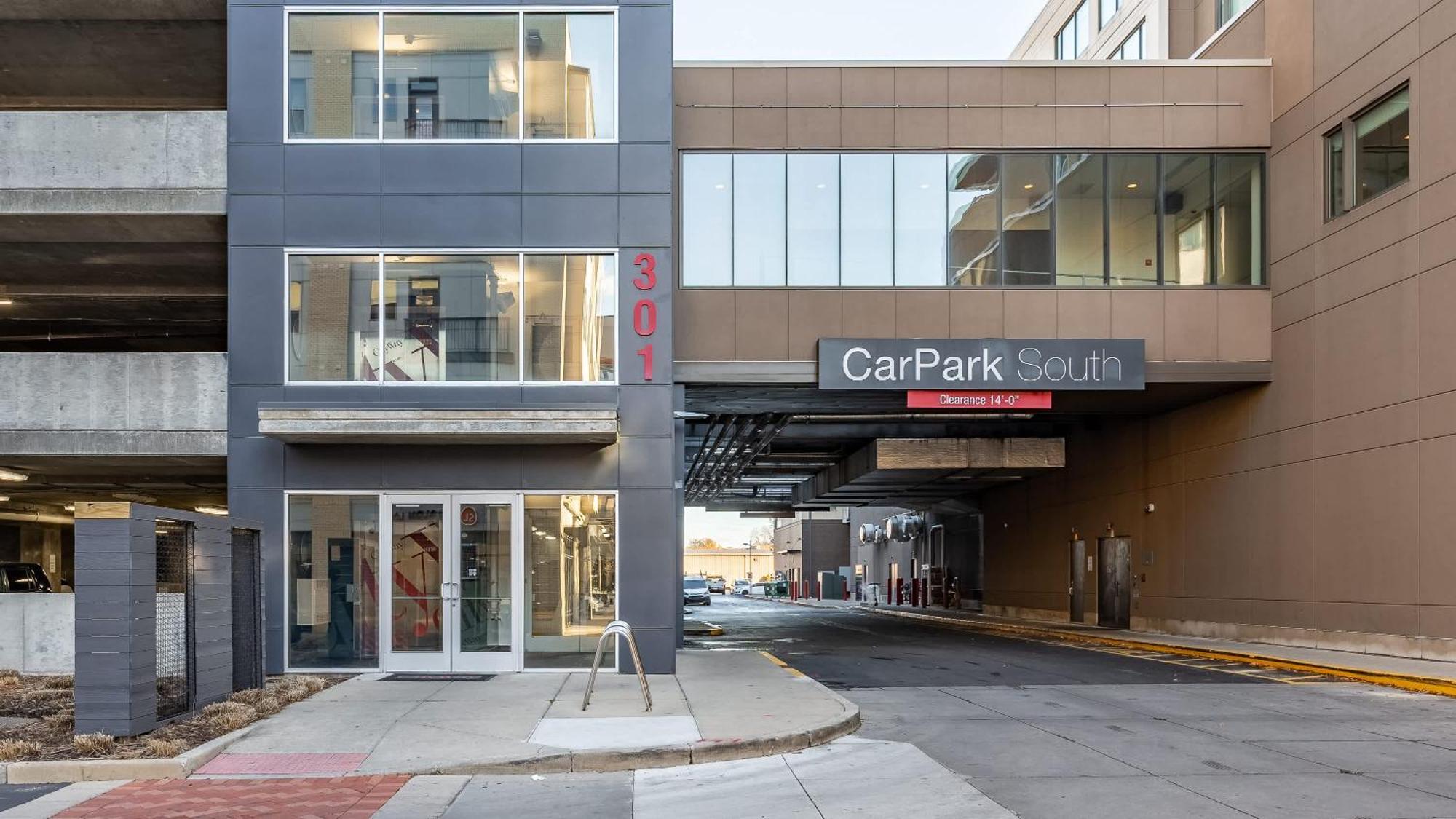 Vibrant 2br Corner And Free Parking At Cityway Apartment *