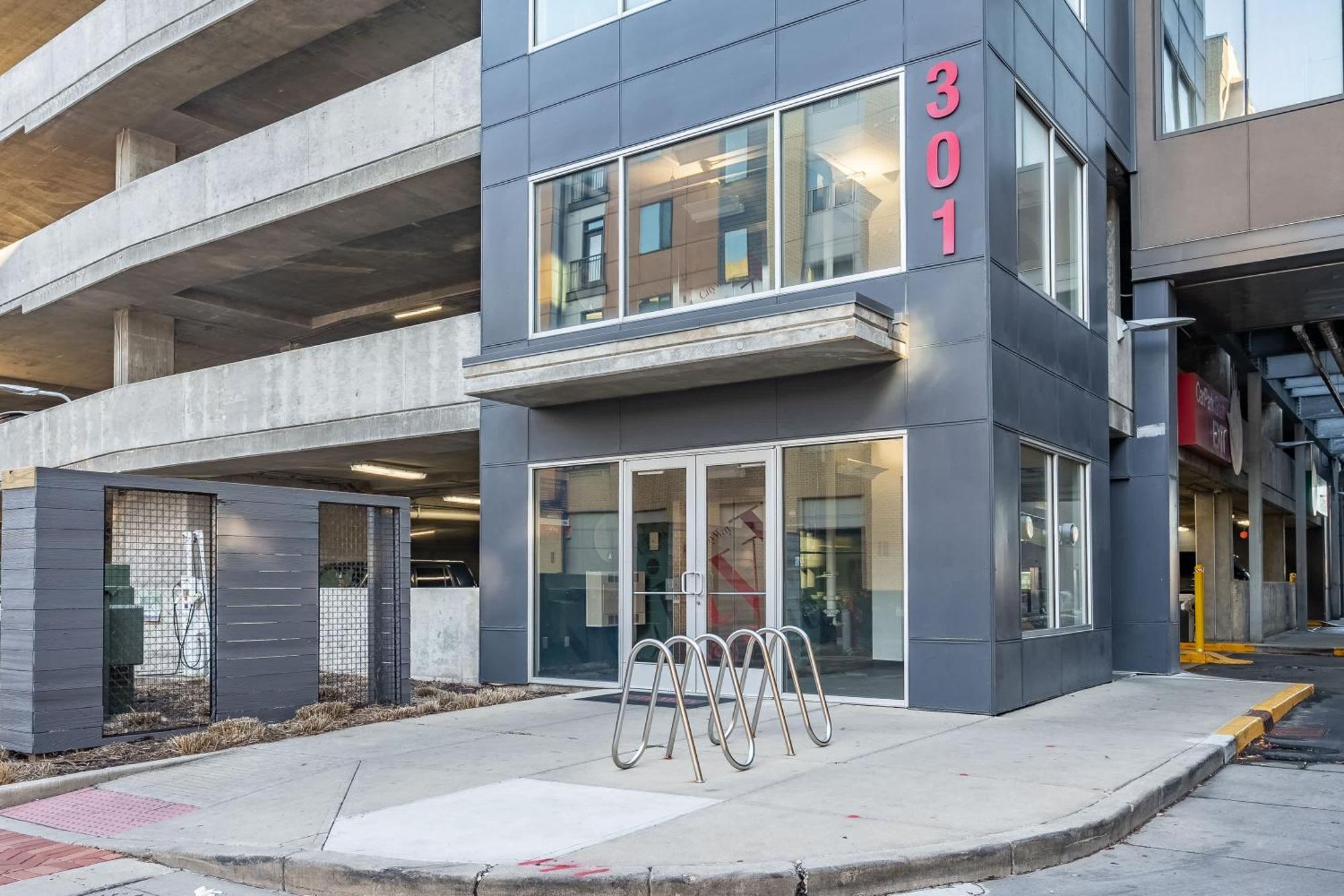 Vibrant 2br Corner And Free Parking At Cityway Apartment