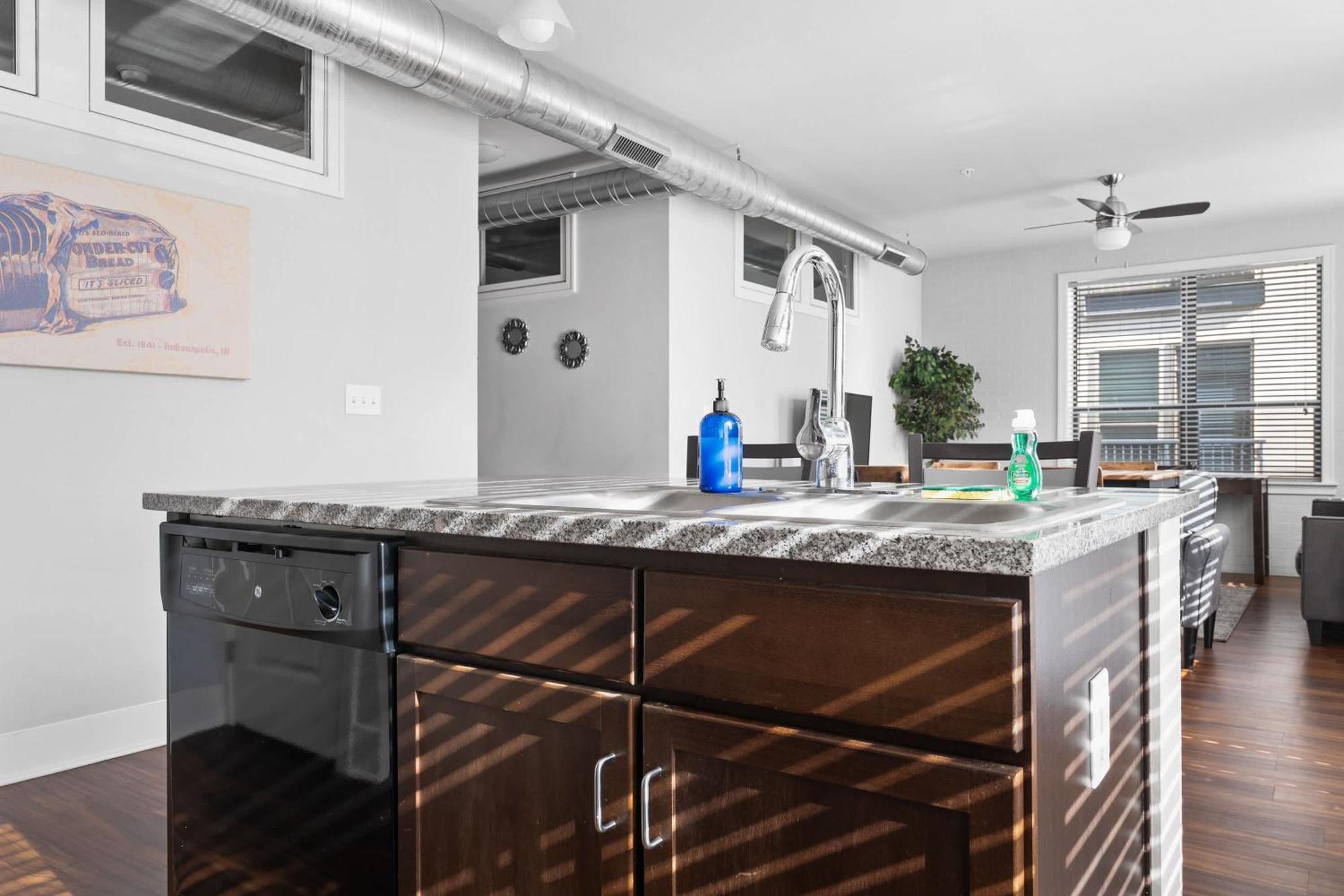 Vibrant 2br Corner And Free Parking At Cityway Apartment